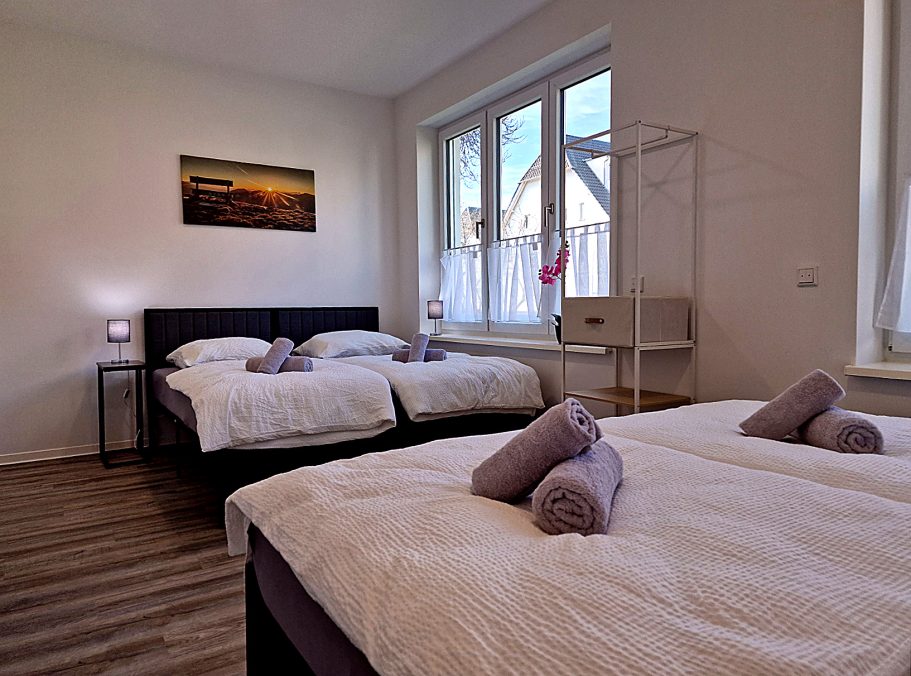 Schlafzimmer 1 Travel & Work 3