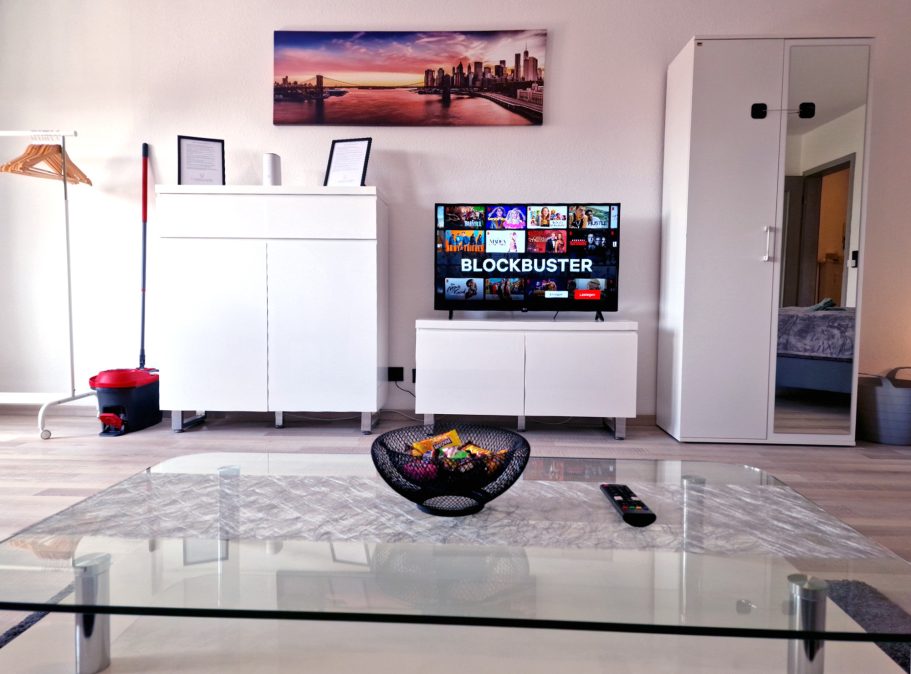 Wohnzimmer Heller Wohnraum mit einem Fernseher, TV-Möbel, Glas couchtisch und moderner Dekoration.