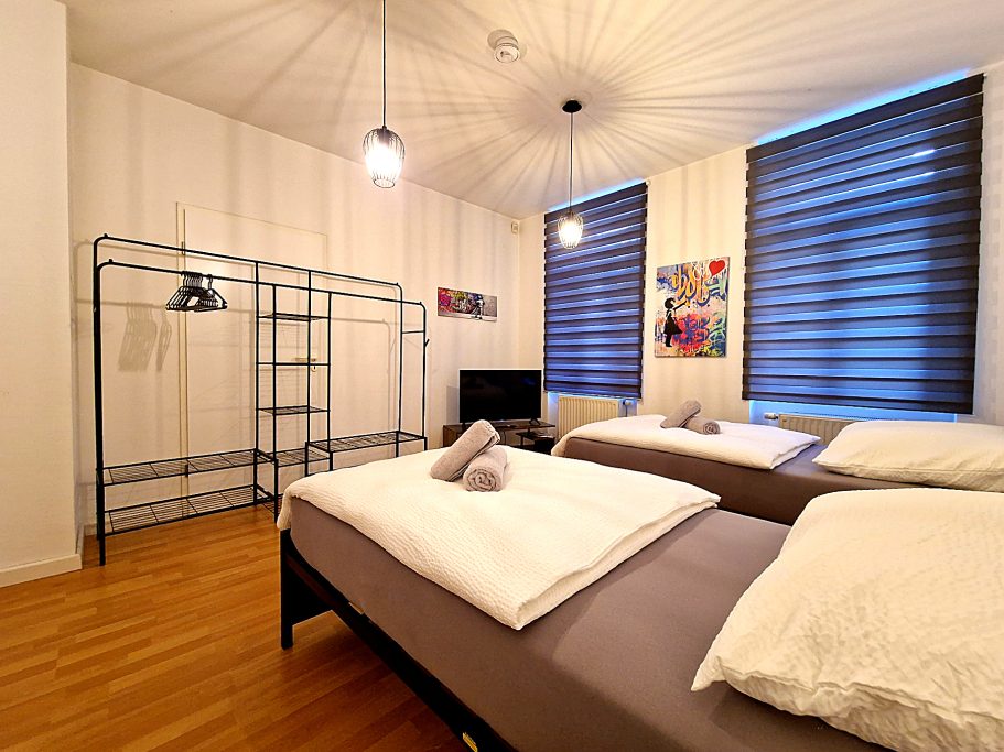 Schlafzimmer 1 Travel & Work 4