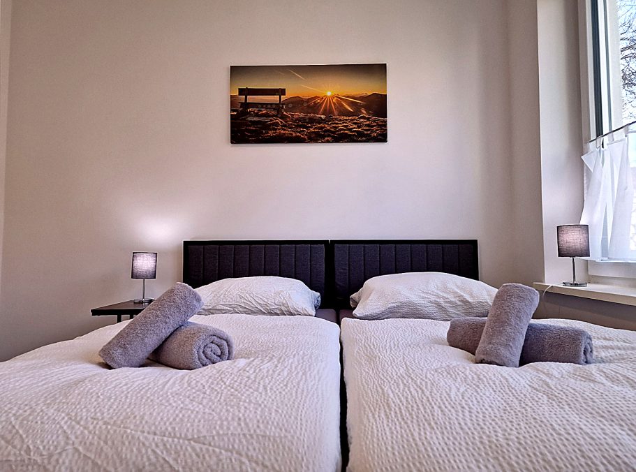 Schlafzimmer 1 Travel & Work 3