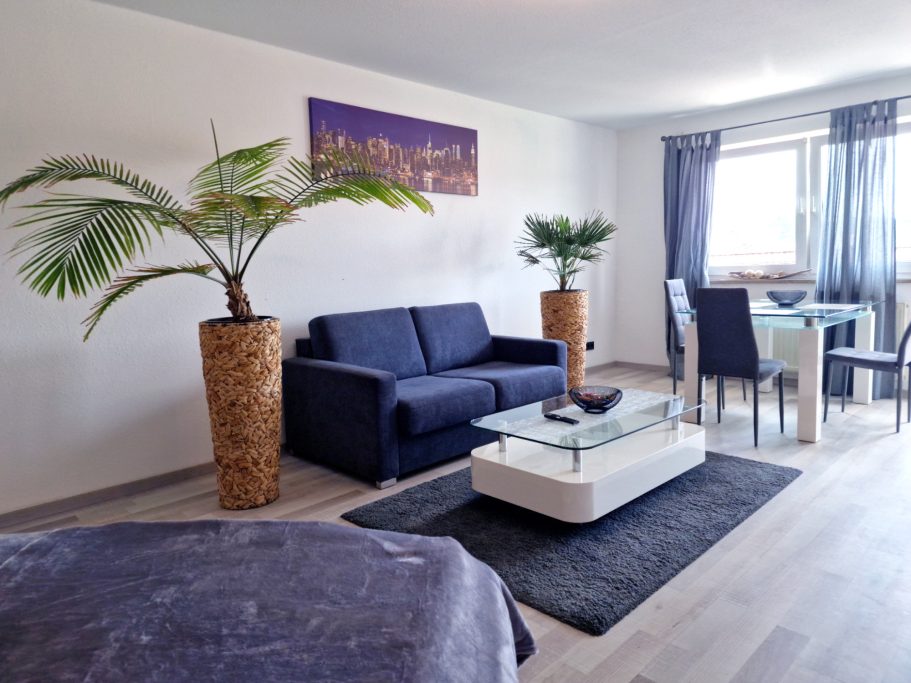 Wohnzimmer Wohnzimmer mit Sofa, Esstisch und Pflanzen in heller, moderner Einrichtung.