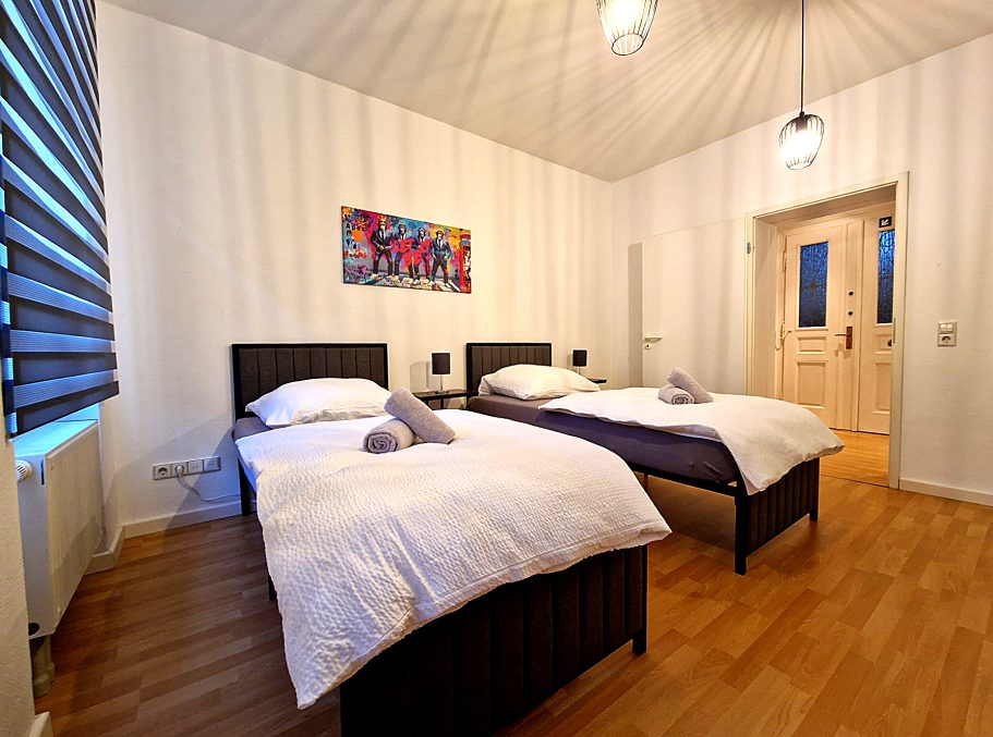 Schlafzimmer 1 Travel & Work 4